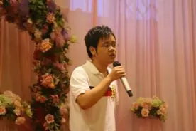 高考生考上双非院校，全家拉十几条巨型条幅庆祝，评论区酸味十足图片