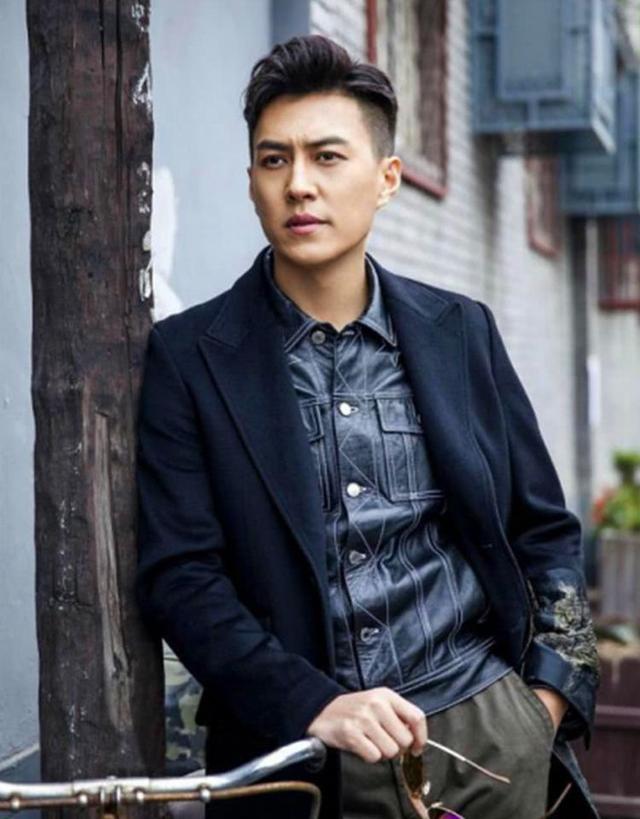 靳东"反油腻"的秘诀:穿基础款,梳偏分发型,45岁也很有男人味