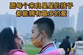 成都父子在广场卖玩具，网友都说破防了图片