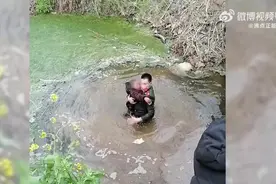 武警齐胸脏水中托起孩童自己被冻入院图片