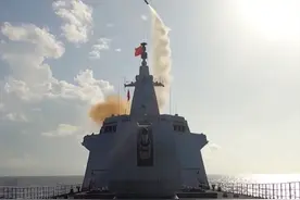 对峙一触即发！保护山东舰，055万吨大驱敢单独前出，对抗美航母图片