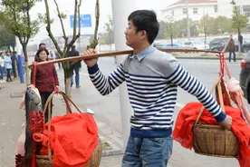 “新型婚姻”在城市悄然流行，不用彩礼不给嫁妆，二胎随母姓图片