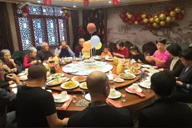 青岛小哥参加满月宴，豪横随礼2000元，看到酒菜却尴尬得抬不起头图片