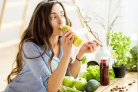 45岁女子，每天光吃菜不吃米饭，一年后身体发生了什么变化？图片