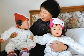15年前，60岁失独母亲冒死生下双胞胎，如今丈夫去世她后悔了吗？图片