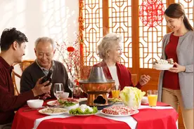 19口人的年夜饭，做饭时我忘记放盐被小姑子打，老公当场掀了饭桌图片