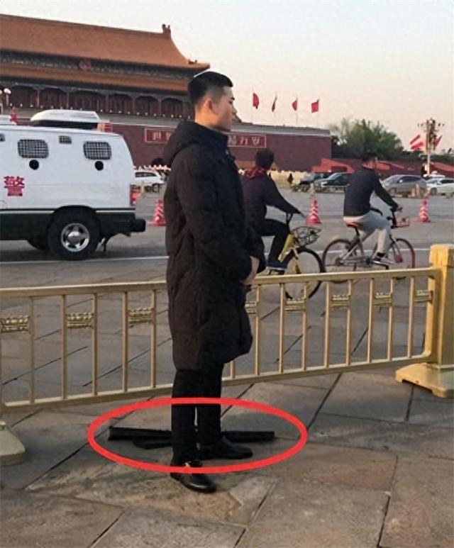 天安门广场上的便衣，背上背的又黑又长的东西，到底是什么？