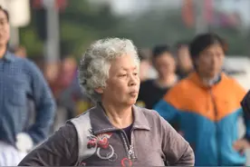 为何说50到60岁，是女人最难熬的十年？61岁的退休阿姨说出心里话图片