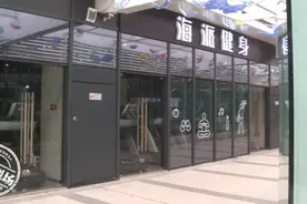 “觉都睡不着了”女子正在健身房更衣室换衣服，突然闯进一名陌生男子图片