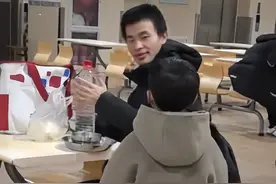 北大韦神近照曝光，穿千元名牌喝3块农夫，小孩打招呼被吓到无措图片