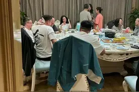 杨幂与知名导演相聚，拨弄头发惹争议，网友批评让人觉得不雅图片