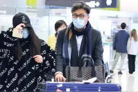 王诗龄真长大了，在王岳伦身边看不出是父女，但穿衣有点显圆润图片