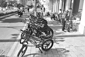 “五一”以来，太原自行车市场销售火爆，顾客购买还得预订图片