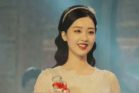 关晓彤、张子枫要有危机感了？这个00后小花预备役有点特别图片