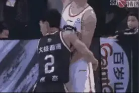 广东防守动作大？徐杰狗皮膏药贴周鹏，后者戴上痛苦面具看裁判！图片