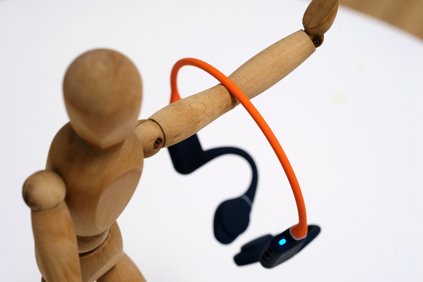 可调节骨传导单元，创新OUTLIER FREE PRO+为运动助燃