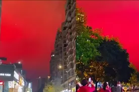 多地惊现血色天空，官方释疑网友不买账：渔船开的洲际射灯么？图片