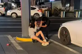 才离婚一个月，女子就后悔，哭着找前夫，男子：我已有家了图片