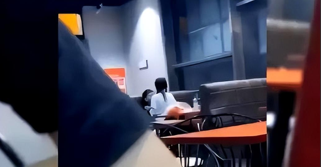 东北某大学情侣，在食堂上演“喂奶”大片，网友：碗里的饭不香了