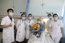 75岁老人罹患淋巴瘤住进移植仓，医生“隔空鼓励”一个月助他重获新生图片