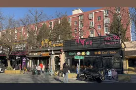 三里屯酒吧一条街实探：打卡人络绎不绝，最后一家酒吧15点15分上了锁图片