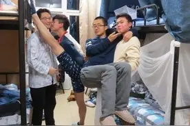 大学“阴间宿舍”火了，红绿光闪烁过于阴森，学生吐槽直通地府图片