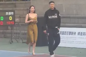 堕落了！汤杰现身野球场，脚步虚浮身后跟着美女，杜锋真看错他了图片