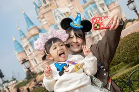 创下客流纪录！上海迪士尼乐园2023年接待游客超过1300万人次图片