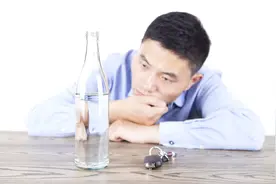 男子酒后心慌，以为喝醉了，隔天住院，医生：预防房颤应注意6点图片