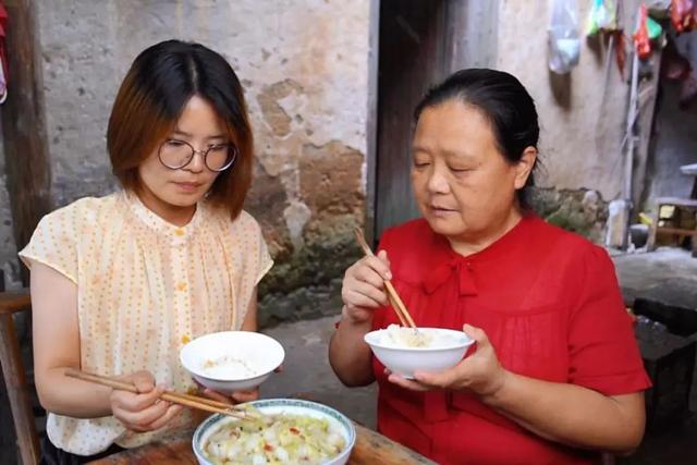 我研究上百对婆媳后发现：婆婆对待儿媳的态度，暴露家庭经济状态