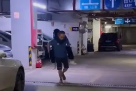 广东12岁女孩第一次来例假，疼得直冒汗，爸爸连夜背着女儿去医院图片