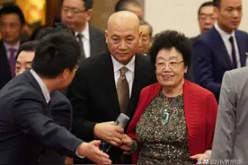 金钱代不了年华，迟重瑞因年纪小被陈丽华拒绝，留光头是因她儿子图片