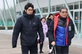 足球青训的忧虑：每年花20万+13岁就想着将来赚钱帮父母还债图片