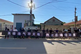 “回家”了！山东籍消防员万惠文今日魂归故里，村民手持菊花夹道迎接烈士棺椁图片