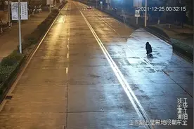 凌晨，女子蹲在路中间玩手机，被路过车辆撞飞……【新闻早七点】图片