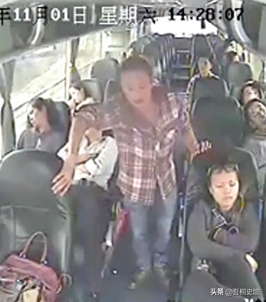 大巴车司机章双林，遇乘客露出诡异笑容，仅凭直觉感到危险要发生