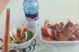 有一种喝酒，叫作“喝穷酒”，下酒菜越少越好，喝的就是这个味儿图片