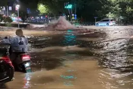 南京一管道深夜爆裂积水齐腰，有车辆和店铺被淹，水务集团：将进行赔偿图片