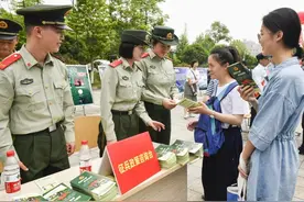 同样是大学生当兵，大一入伍和大四入伍有啥区别？3点差距很现实图片