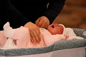 妈妈被吓坏了，3个月婴儿拉绿色粪便，医生检查后却很淡定！图片
