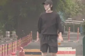 沈月回家获男友接风，两人挽手同回住所，恋情曝光一年多感情稳定图片