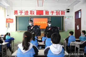 移民管理警察教孩子们识别假警察图片