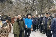 沈阳一公园“钻裤裆”“挂满大妈”贴身热舞被取缔，出现两种声音图片