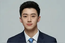 太帅了！央视新闻男主播爆火，95后博士，网友：河北盛产主持人图片