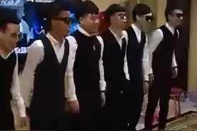 富婆KTV内唱歌，“男服务员”来一批换一批，被选上的一脸得意图片