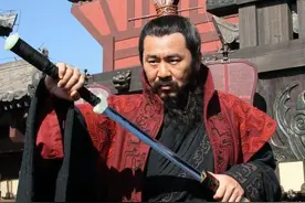 曹操到小妾房内过夜，一觉睡到自然醒，醒来后下令斩杀小妾图片