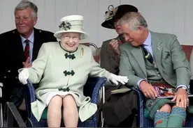 有妈的孩子像个宝：70岁查尔斯还撒娇叫妈咪，女王宠溺地看他微笑图片