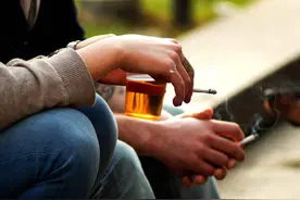 寿命短的男人，喝酒后会有4个信号，若4个都占了，提示你该戒酒了图片