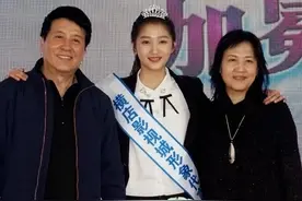 兜来转去，原来关晓彤的父母是他们夫妻俩！怪不得能红遍大江南北图片