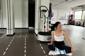 42岁姚晨晒久违健身照，身穿紧身背心秀事业线，手臂肌肉明显图片